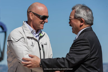 Stephen Barclay, CEO of ACEA, shakes hands with Mayor Edwin Lee. Photo:2013 ACEA/Gilles Martin Raget